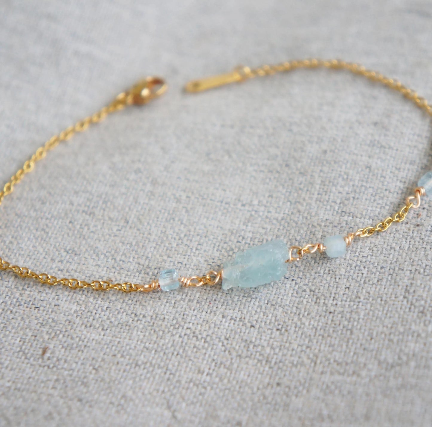 Raw Aquamarine Dainty Bracelet, Delicate Crystal Jewelry, Natural Healing Stone, Minimalist Style, Gift for Her, Aquamarine Crystal
