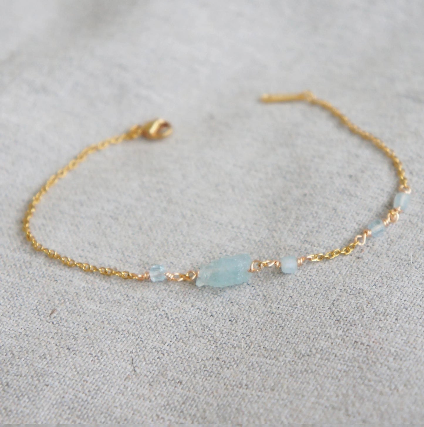 Raw Aquamarine Dainty Bracelet, Delicate Crystal Jewelry, Natural Healing Stone, Minimalist Style, Gift for Her, Aquamarine Crystal