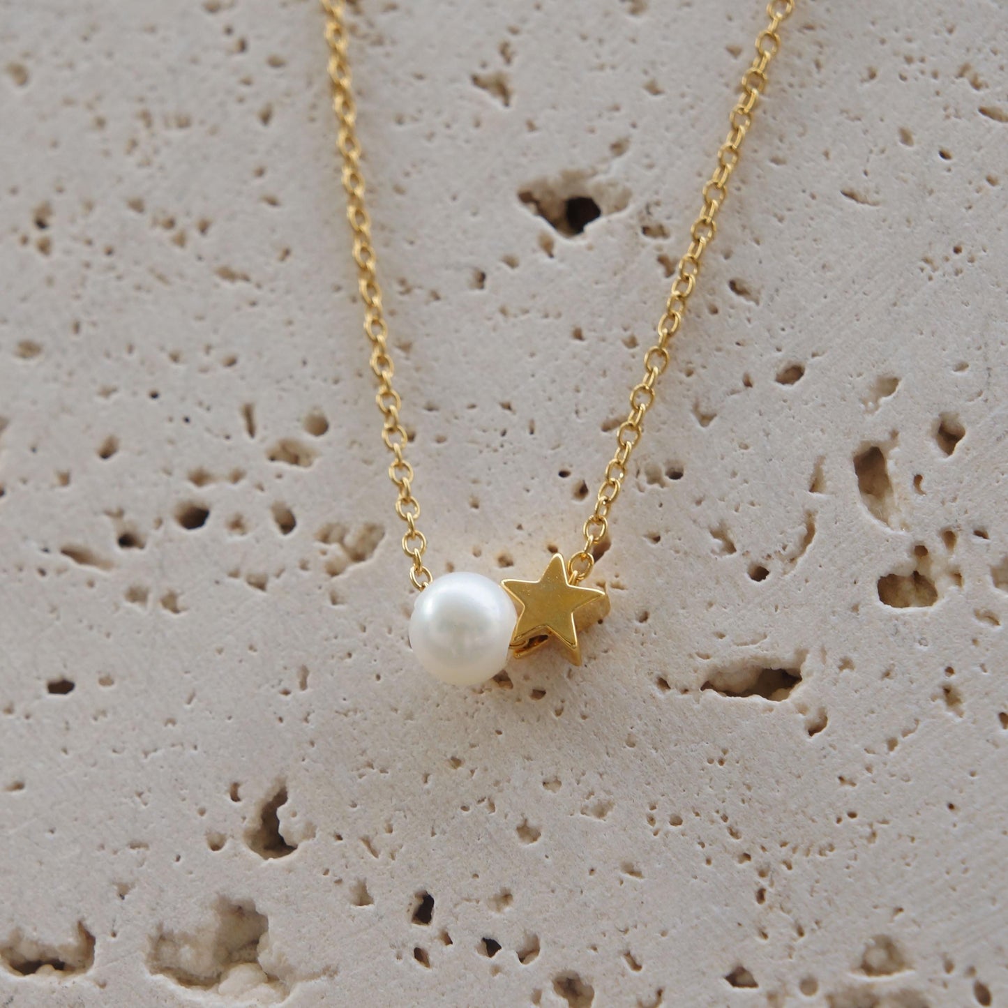 Minimalist Pearl Star Necklace, Gold Chain Dainty Charms, Tiny Charms Pendant, Elegant Gift for Her, Delicate Layering Jewelry