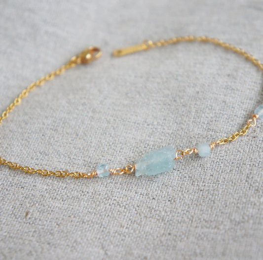 Raw Aquamarine Dainty Bracelet, Delicate Crystal Jewelry, Natural Healing Stone, Minimalist Style, Gift for Her, Aquamarine Crystal