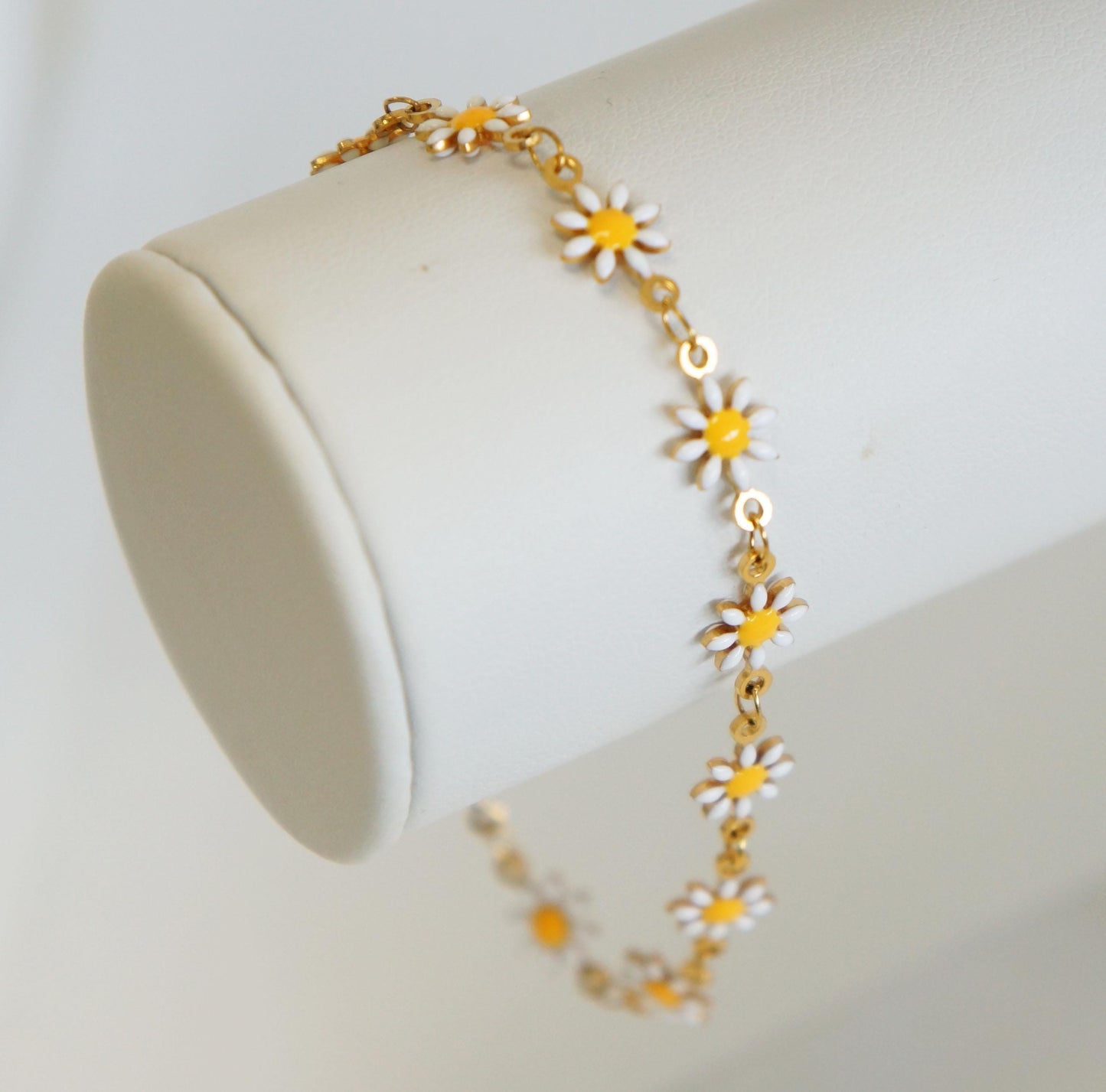 Delicate Daisy Bracelet Gold Floral Design, Tiny Flower Charm Wristlet, Dainty Jewelry Gift For Her, Woman Bracelet, Bridesmaids Gift