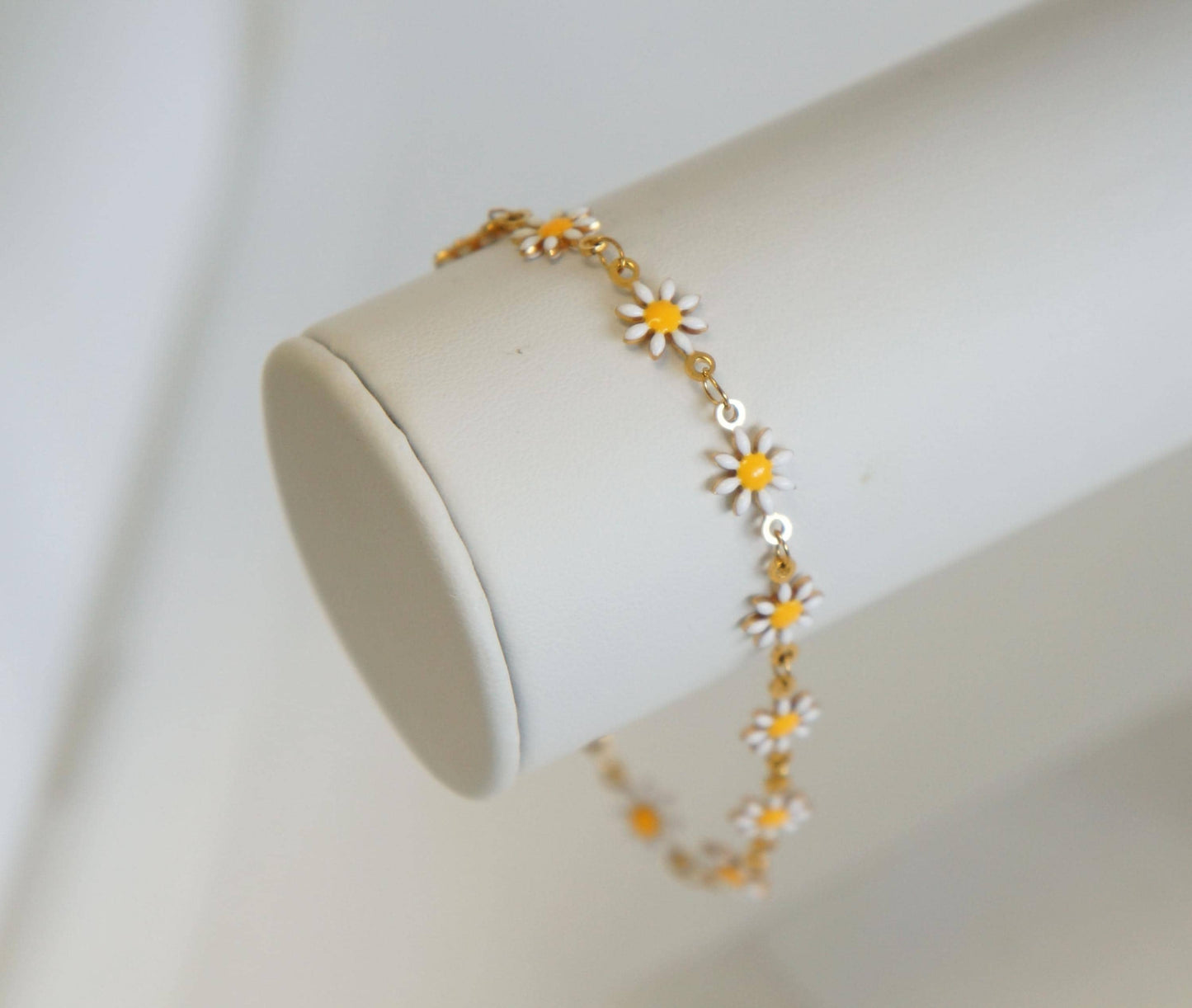 Delicate Daisy Bracelet Gold Floral Design, Tiny Flower Charm Wristlet, Dainty Jewelry Gift For Her, Woman Bracelet, Bridesmaids Gift