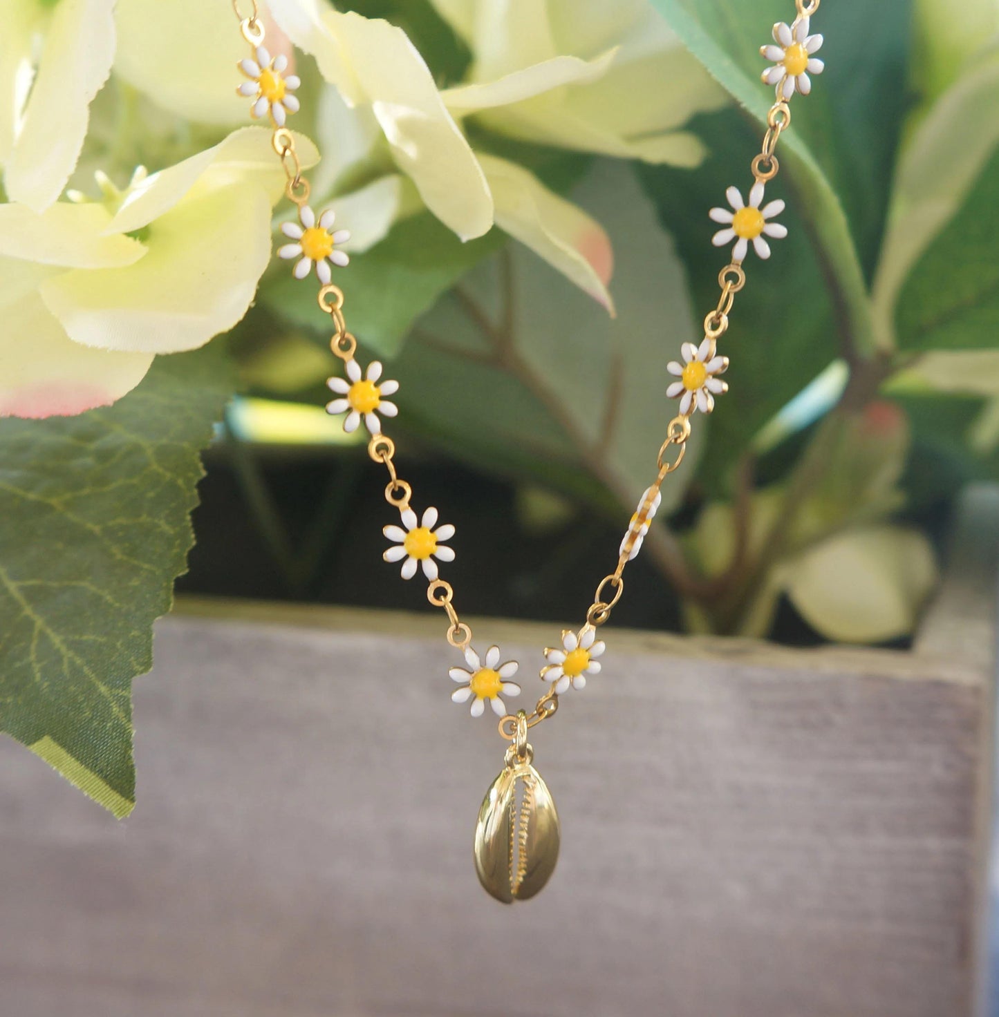 Tiny Daisy Flower Necklace, Gold Chain, Spring Flower Jewelry, Gift for Nature Enthusiast, Coquette