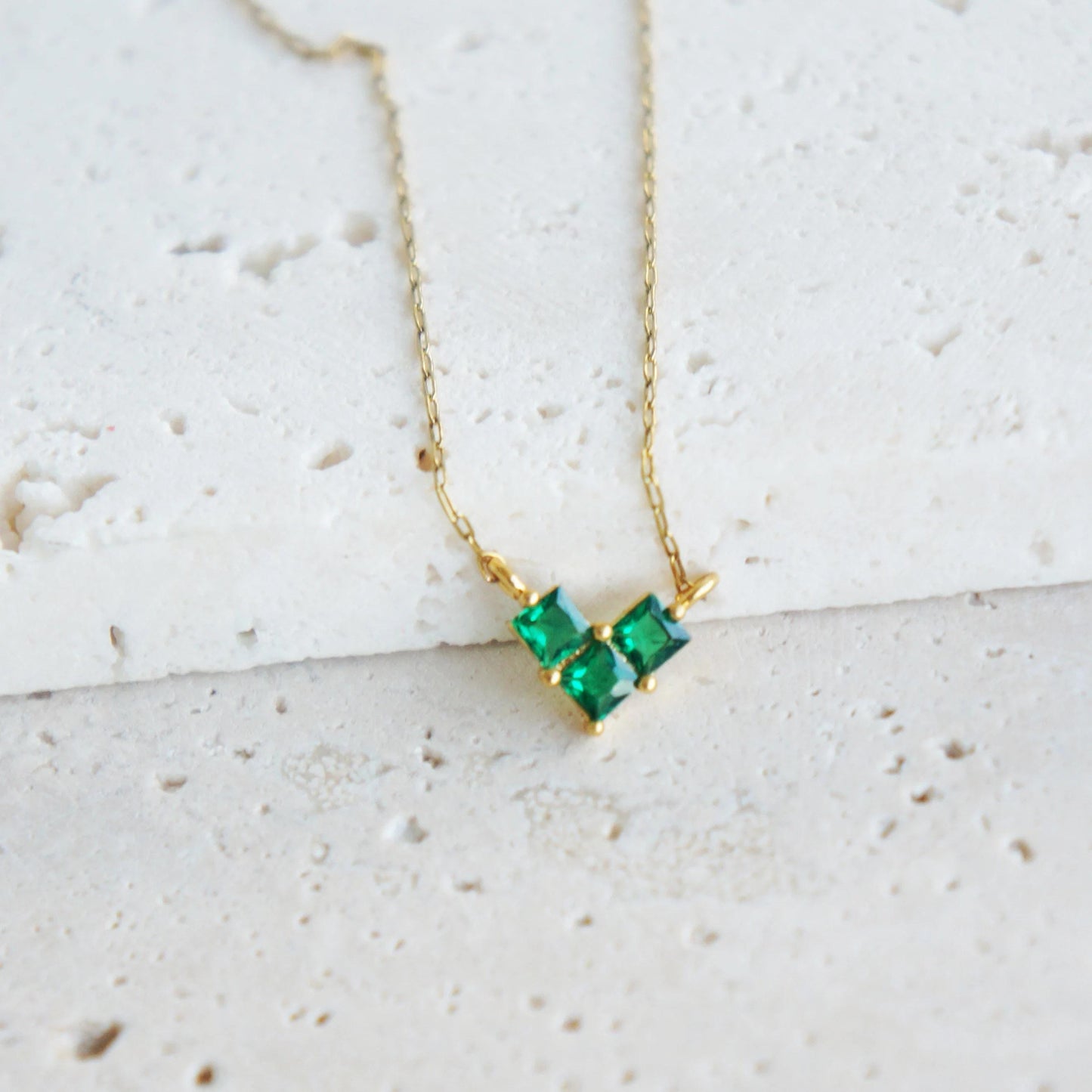 Minimalist Tiny Green Crystal Necklace Aesthetic Necklace Zircon Crystal Dainty Necklace Emerald Green Tiny Necklace for Her