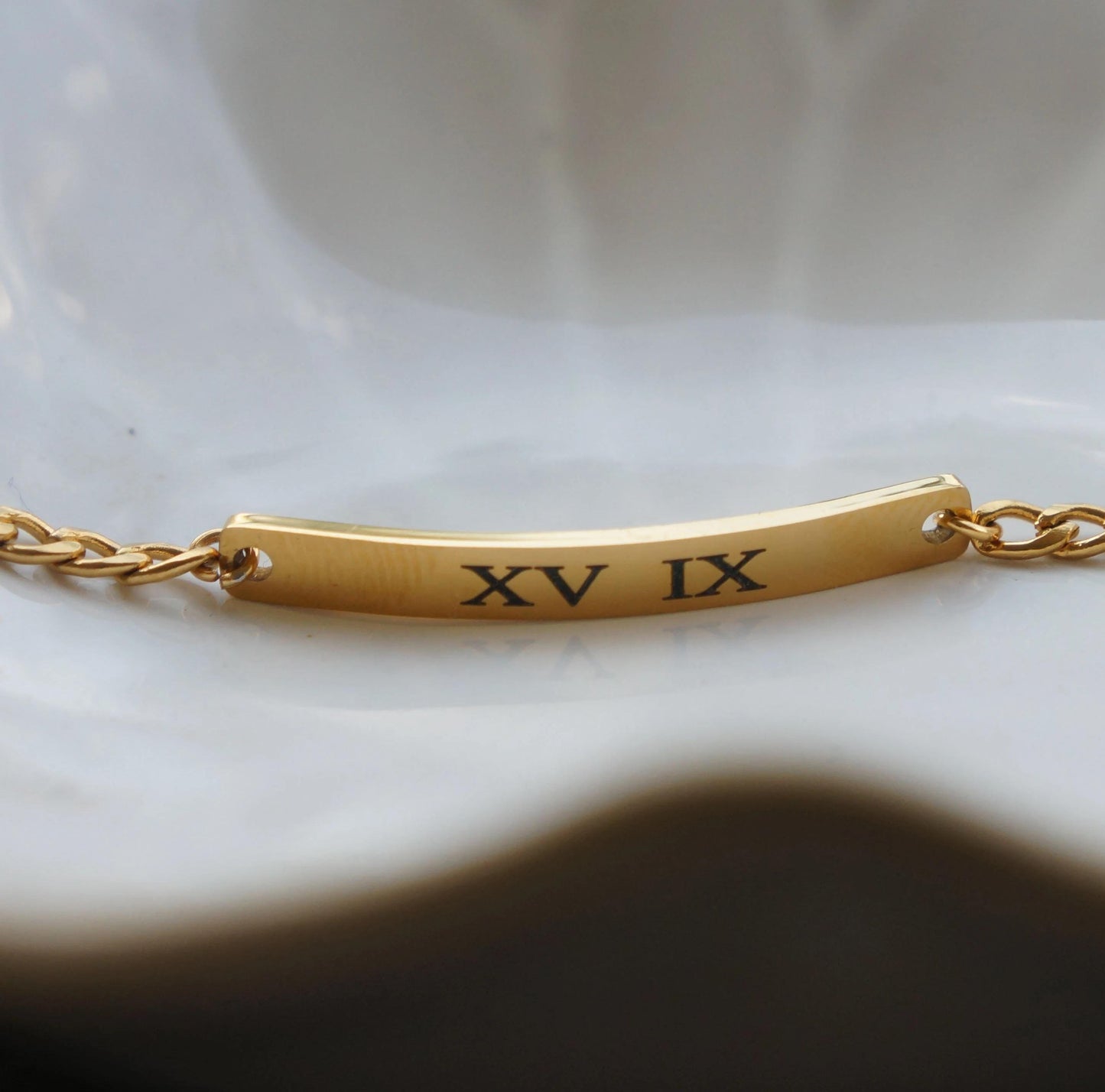 Gold Mini Bar Engraved Bracelet on Curb Chain, Custom Name Bracelet, Personalized Gift, Minimalist Jewelry, Gift for Her, Layering Bracelet