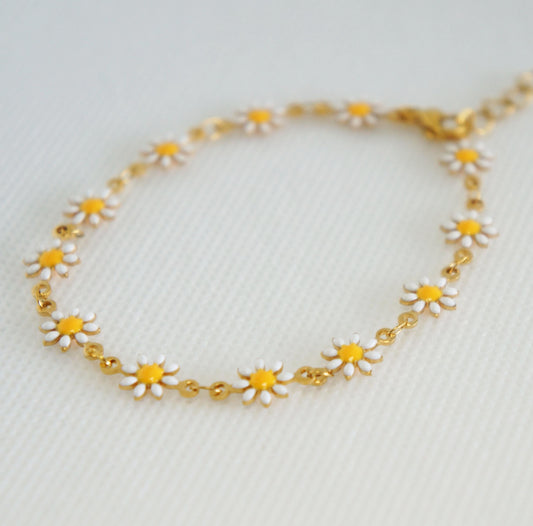 Delicate Daisy Bracelet Gold Floral Design, Tiny Flower Charm Wristlet, Dainty Jewelry Gift For Her, Woman Bracelet, Bridesmaids Gift