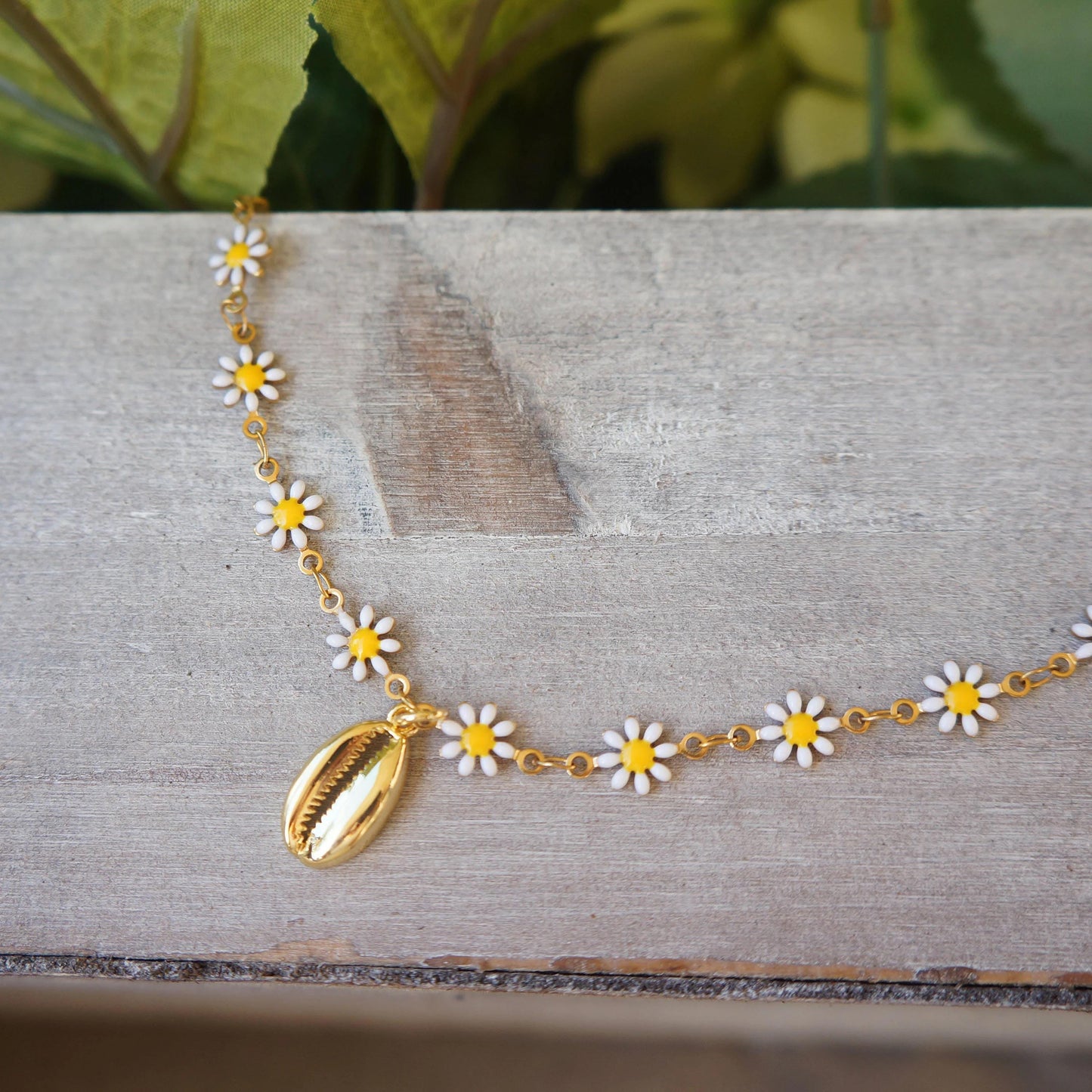 Tiny Daisy Flower Necklace, Gold Chain, Spring Flower Jewelry, Gift for Nature Enthusiast, Coquette