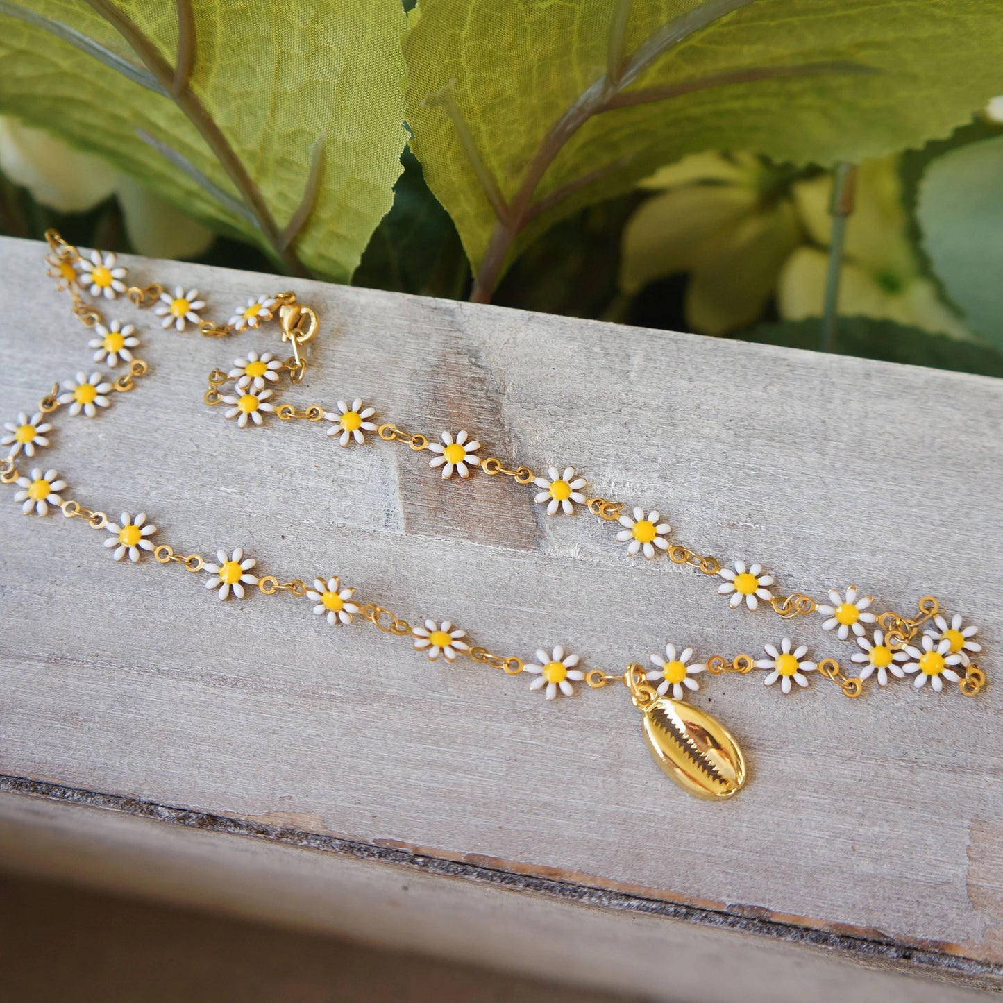 Tiny Daisy Flower Necklace, Gold Chain, Spring Flower Jewelry, Gift for Nature Enthusiast, Coquette