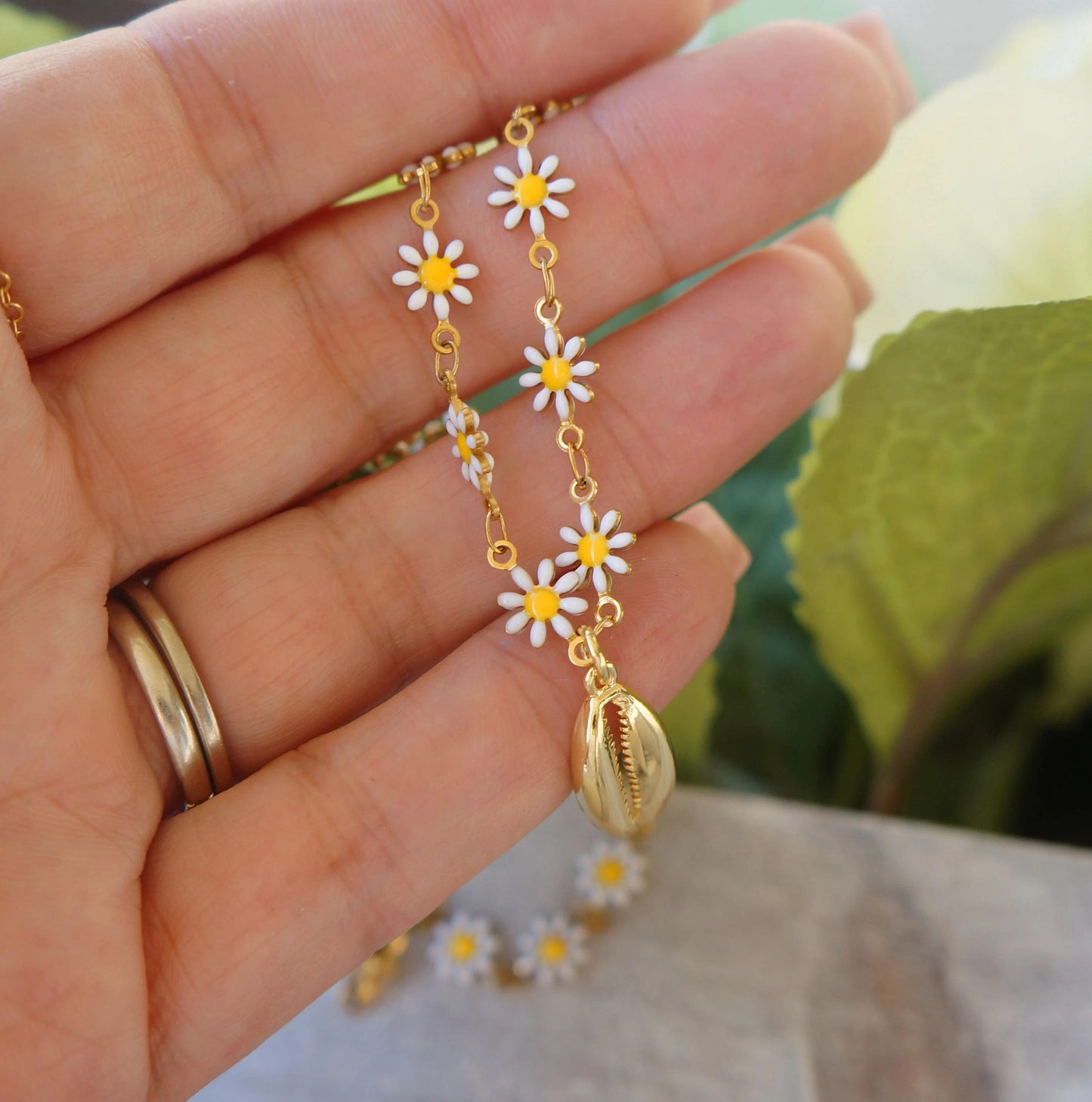 Tiny Daisy Flower Necklace, Gold Chain, Spring Flower Jewelry, Gift for Nature Enthusiast, Coquette