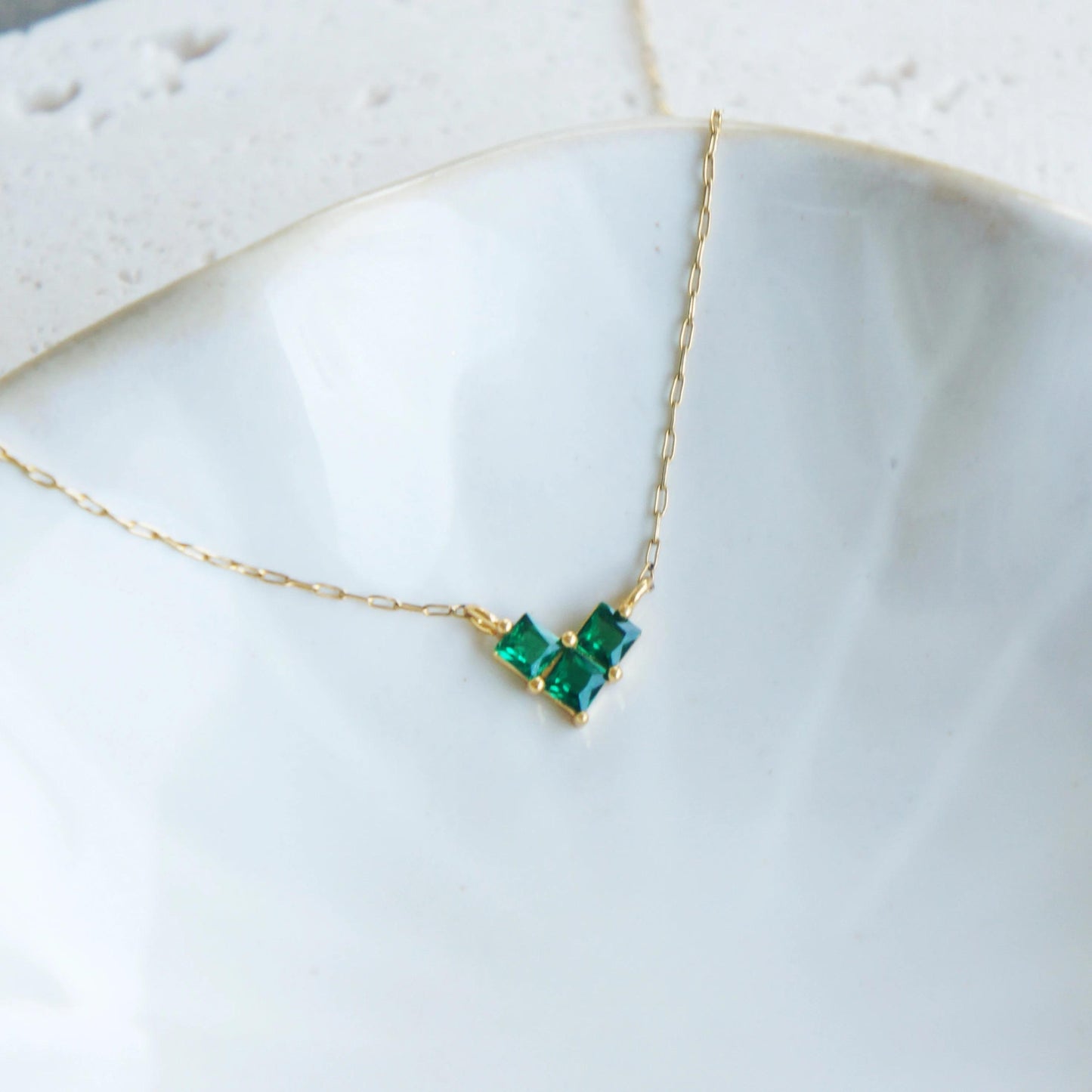 Minimalist Tiny Green Crystal Necklace Aesthetic Necklace Zircon Crystal Dainty Necklace Emerald Green Tiny Necklace for Her