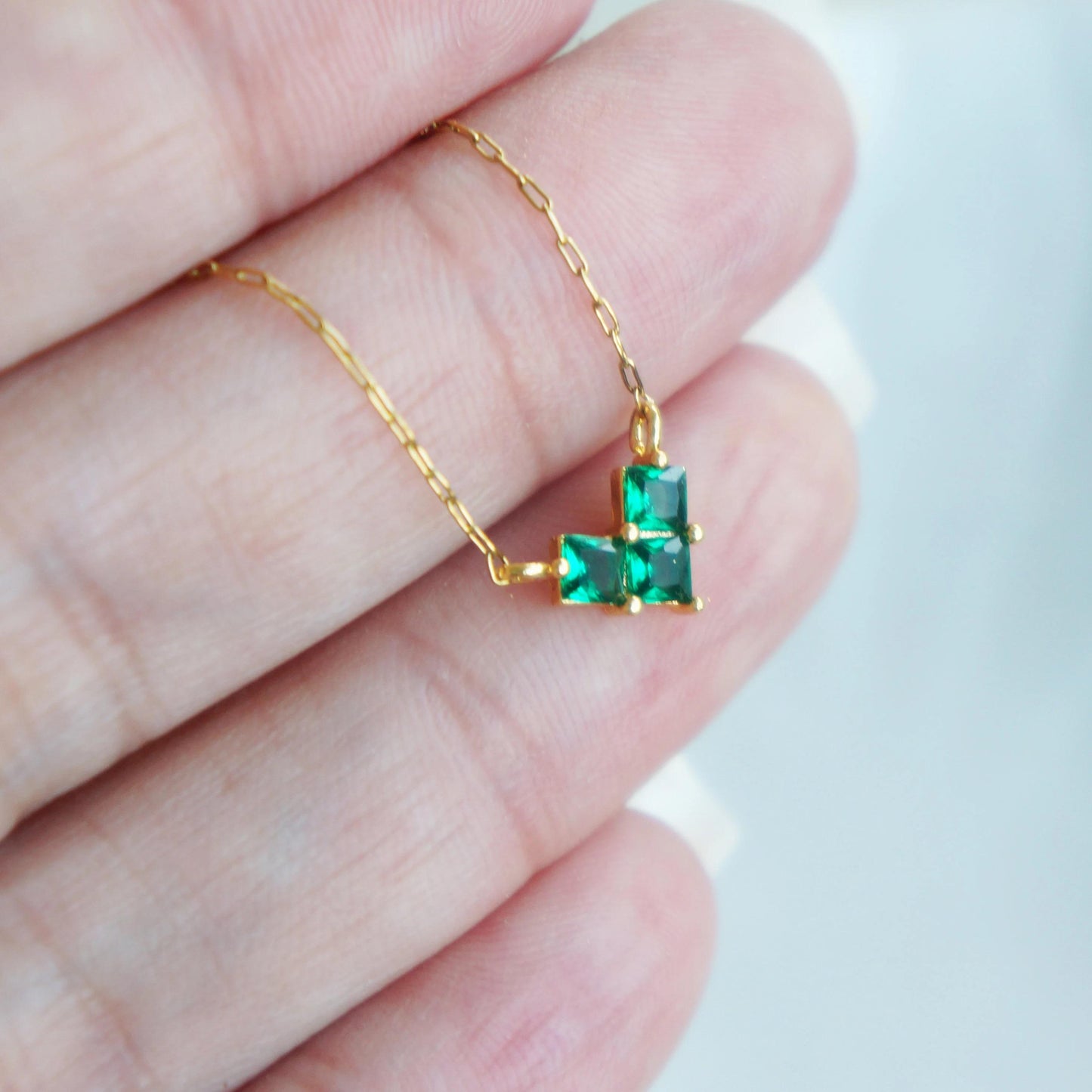 Minimalist Tiny Green Crystal Necklace Aesthetic Necklace Zircon Crystal Dainty Necklace Emerald Green Tiny Necklace for Her