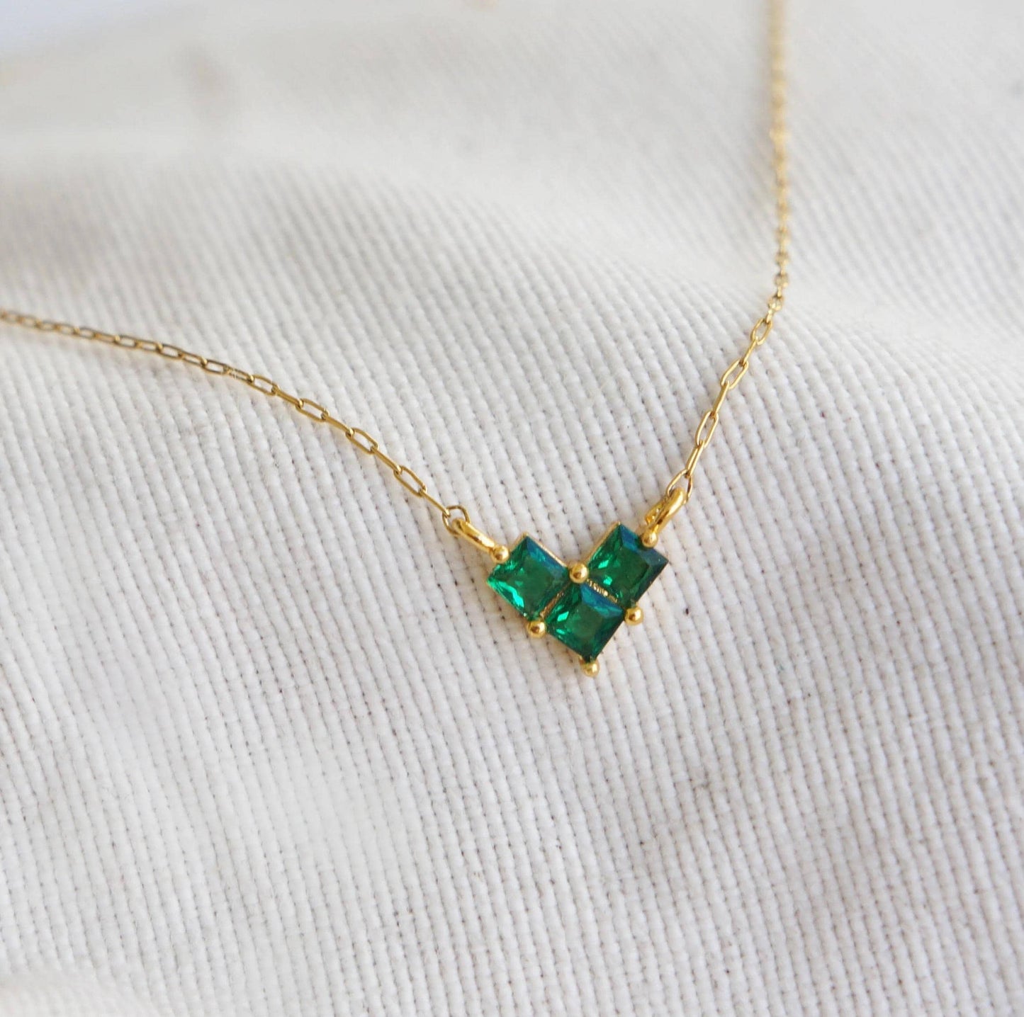 Minimalist Tiny Green Crystal Necklace Aesthetic Necklace Zircon Crystal Dainty Necklace Emerald Green Tiny Necklace for Her