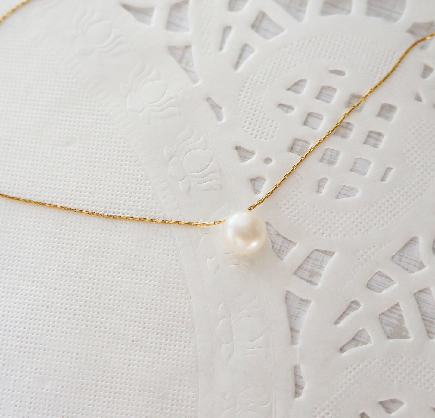 White Single Pearl Choker Necklace Dainty Snake Chain Solitaire Pearl Necklace Bridesmaid Necklace June Birthstone Gift for Women Girlfriend